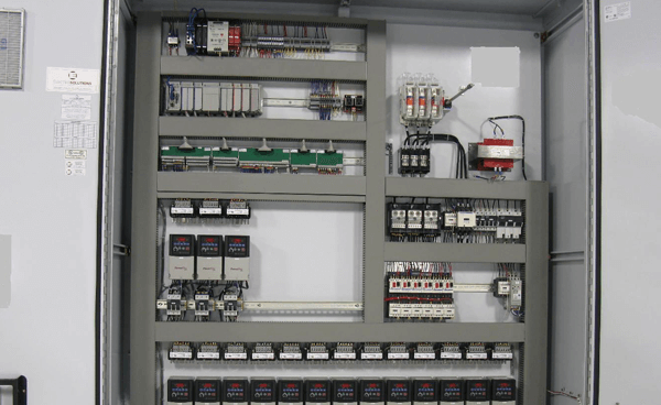 fabrication de panneaux de controle - manufacturing of a control panel